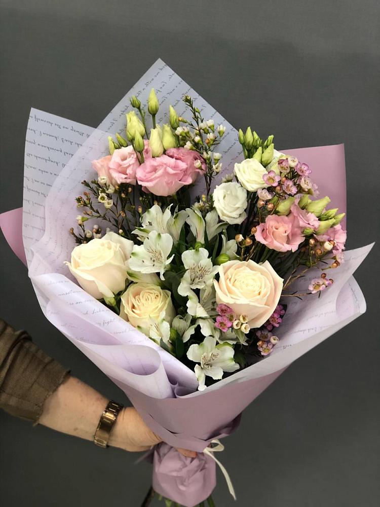 Букет цветов из: Альстромерии, Розы и Лизиантусы в Романовской