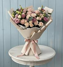 Букет цветов из:  Розы и Лизиантусы в Романовской