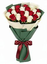 Букет Микс из красных и белых роз в Романовской