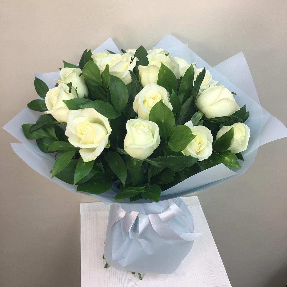 Букет 15 Белых роз Проуд в Романовской