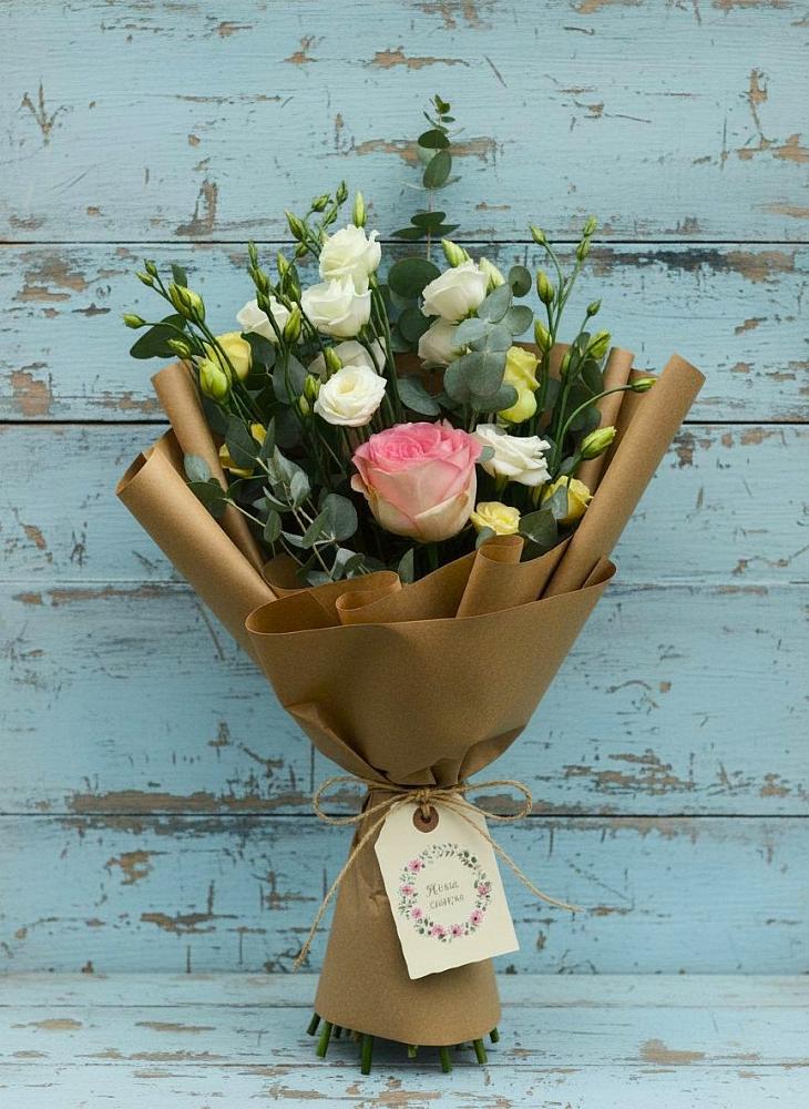 Букет цветов из: Розы и Лизиантусы в Романовской