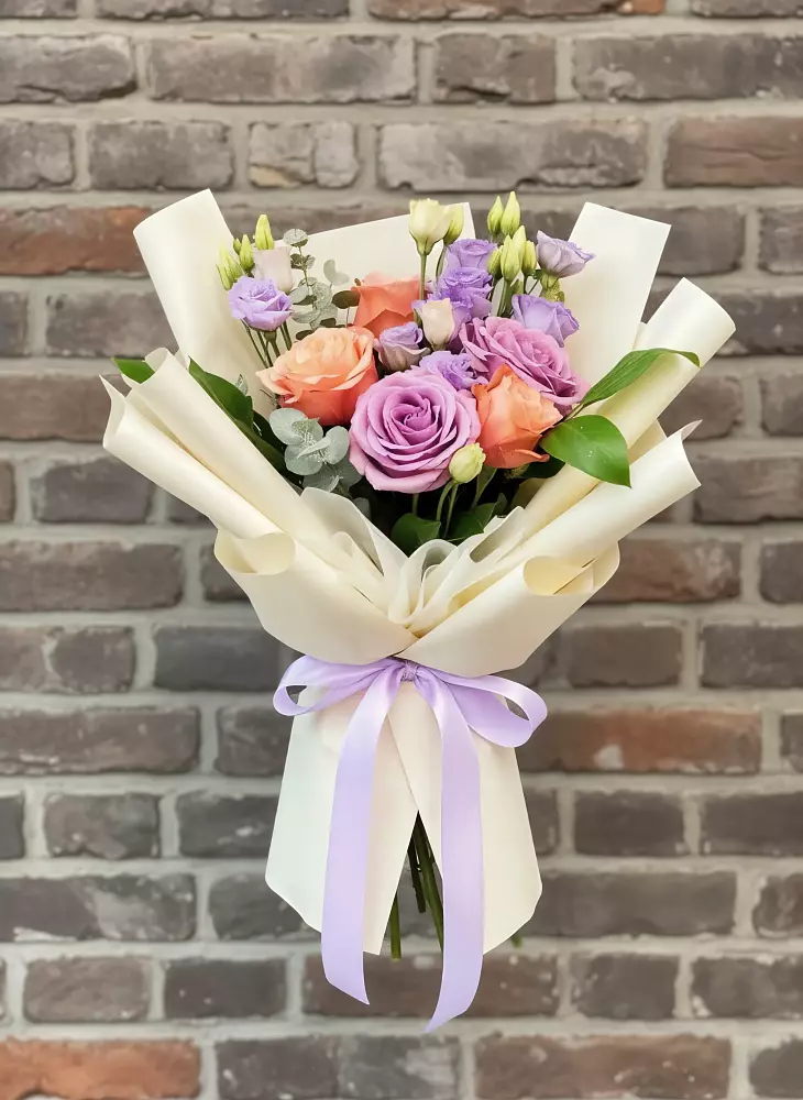 Букет цветов из: Лизиантусы и Розы в Романовской