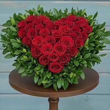 Цветочная композиция из Розы в виде сердца в Романовской