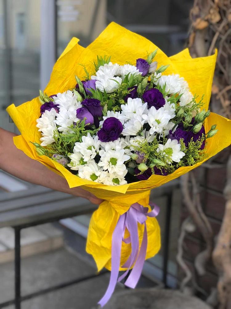 Букет цветов из: Ирисы, Хризантемы и Ромашки в Романовской