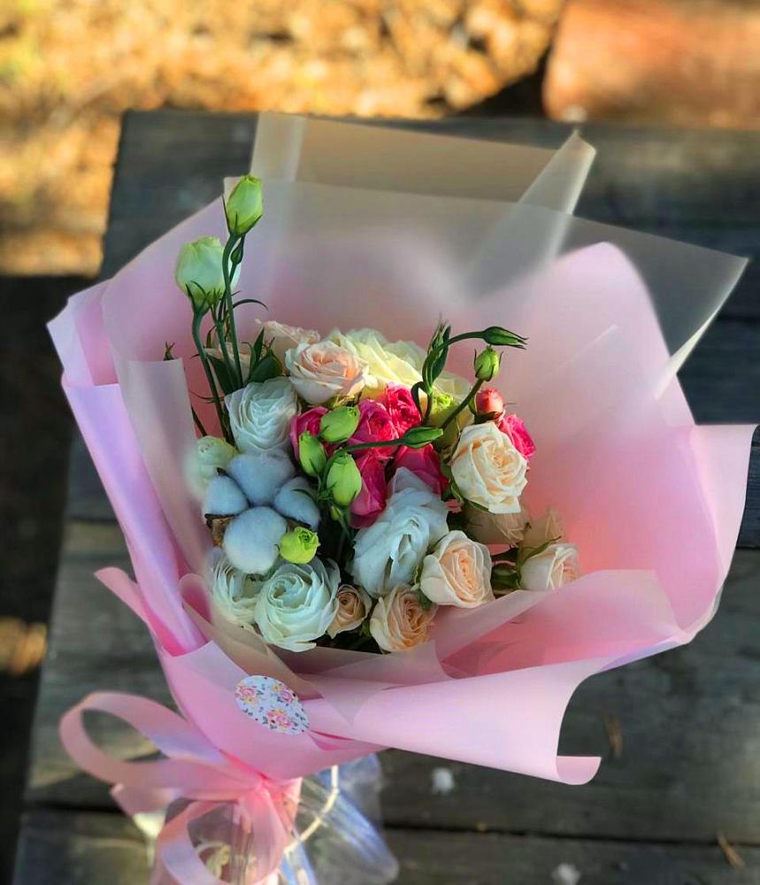 Букет цветов из: Розы и Лизиантусы в Романовской