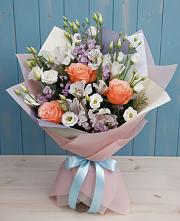 Букет цветов из:  Лизиантусы, Розы, Альстромерии и Гипсофила в Романовской