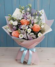 Букет цветов из:  Лизиантусы, Розы, Альстромерии и Гипсофила в Романовской