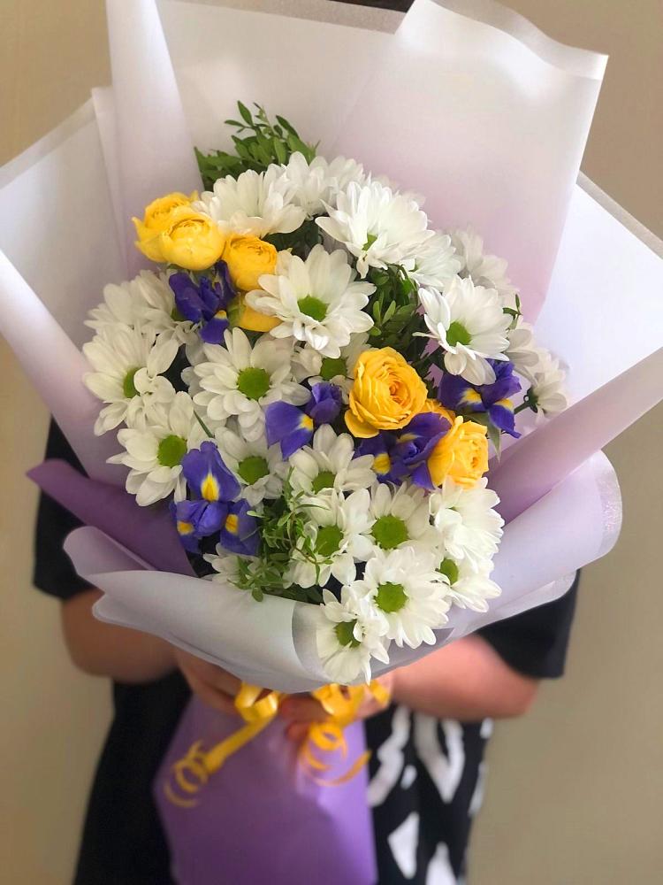 Букет цветов из: Ирисы, Хризантемы и Розы в Романовской