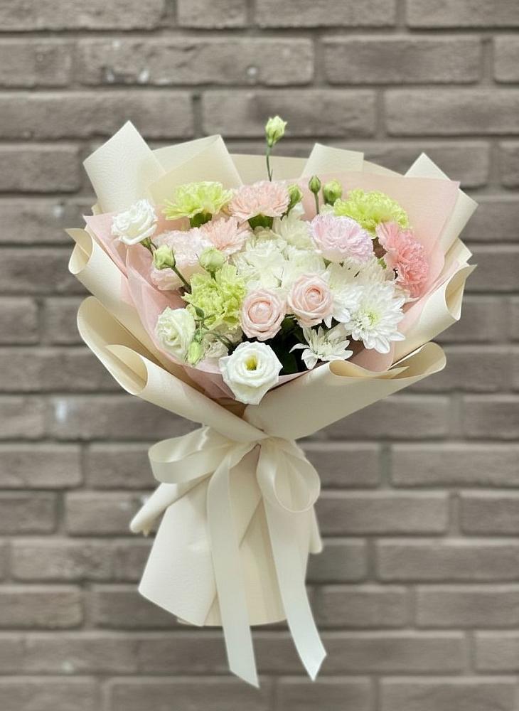 Букет цветов из: Гвоздики, Розы, Лизиантусы и Хризантемы в Романовской