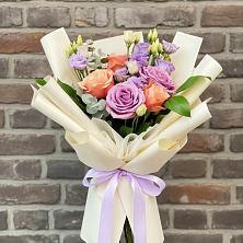 Букет цветов из:  Лизиантусы и Розы в Романовской