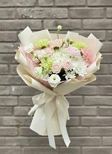 Букет цветов из:  Гвоздики, Розы, Лизиантусы и Хризантемы в Романовской