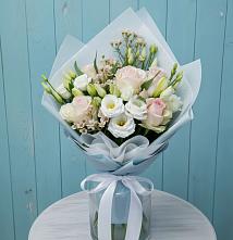 Букет цветов из:  Розы и Лизиантусы в Романовской