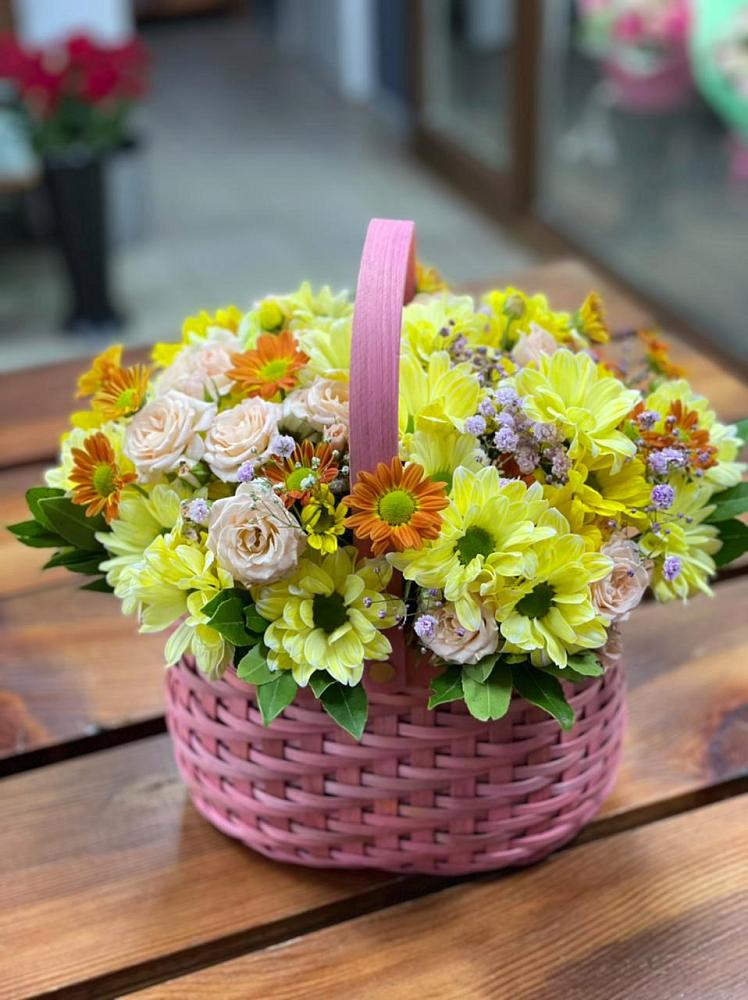 Цветочная композиция из Хризантемы и Розы в корзине в Романовской