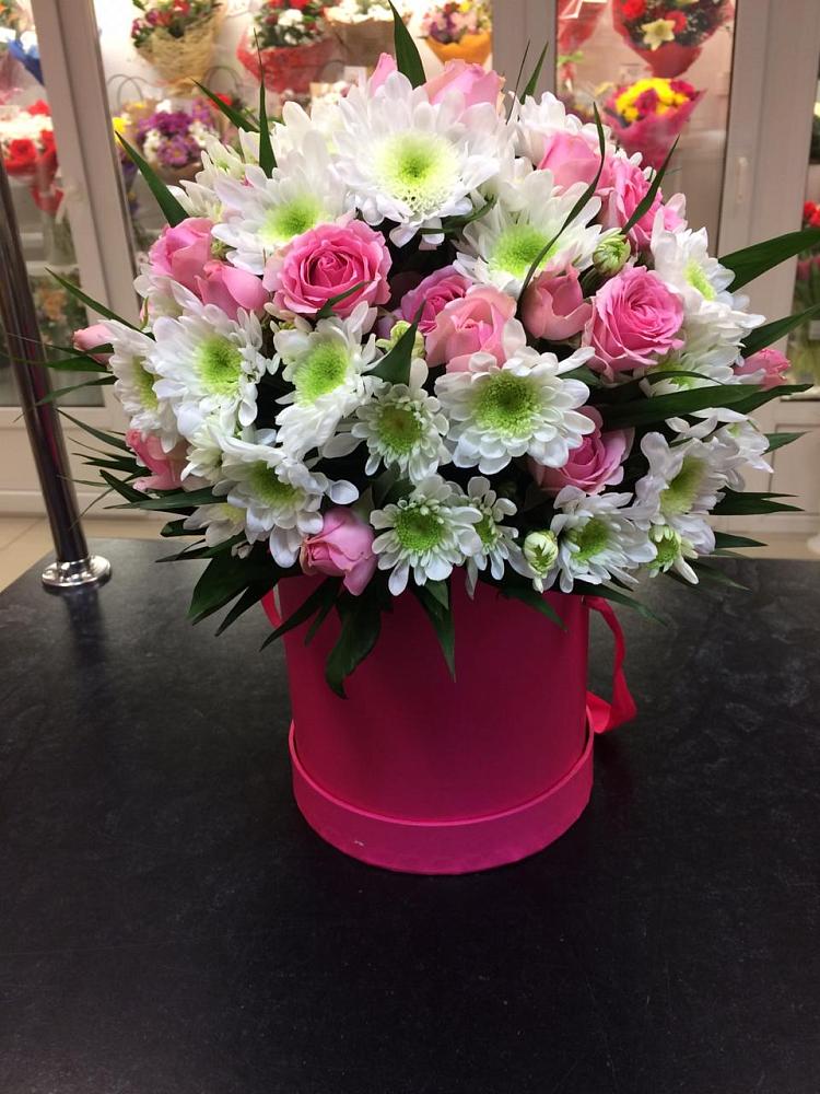 Цветочная композиция из Розы и Хризантемы в шляпной коробке в Романовской