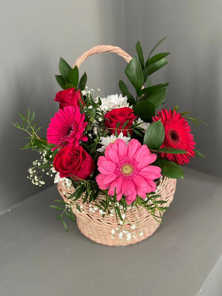 Цветочная композиция из Розы, Хризантемы и Герберы в корзине в Романовской