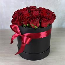 Цветочная композиция из Розы в шляпной коробке в Романовской