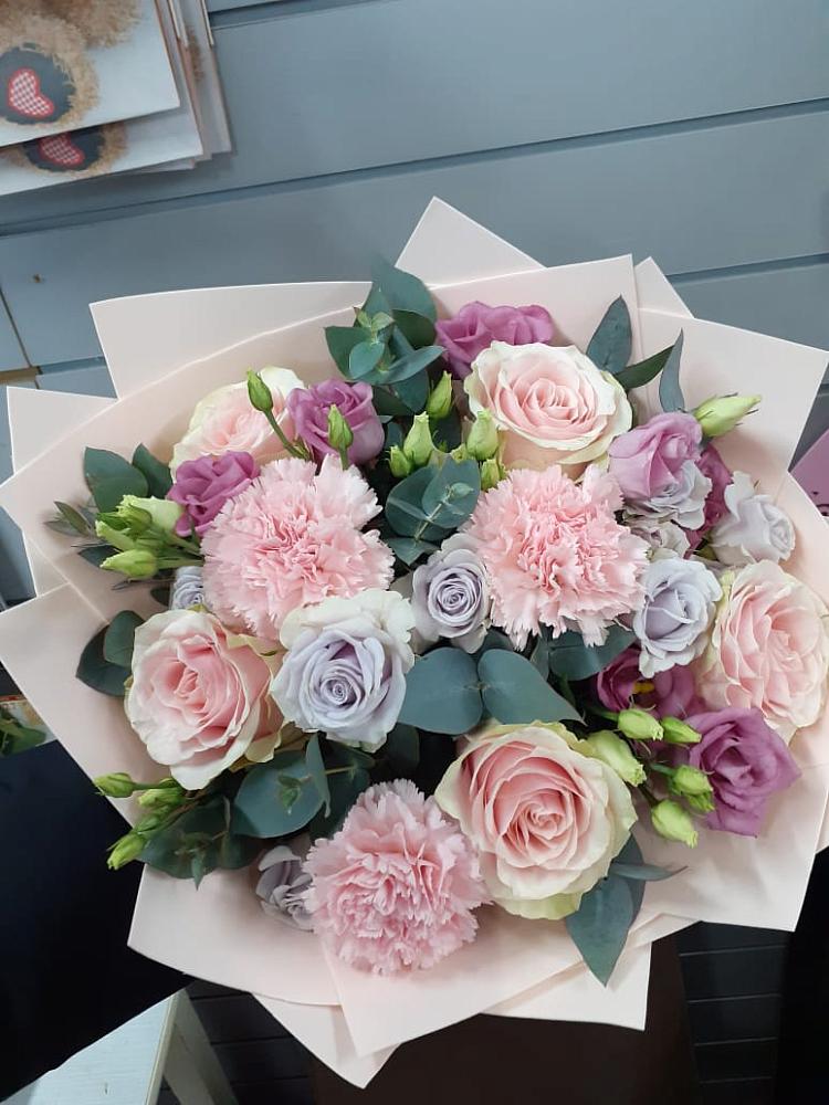 Букет цветов из: Розы, Гвоздики и Лизиантусы в Романовской