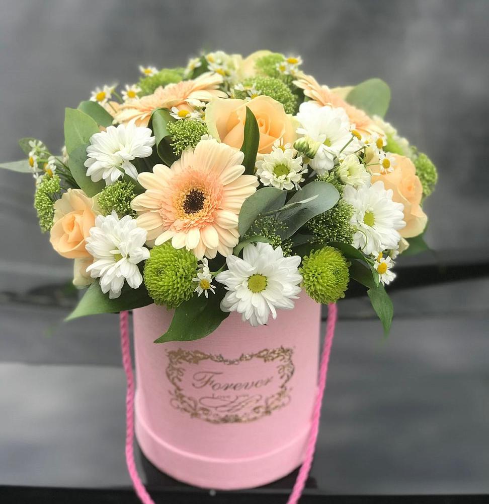 Цветочная композиция из Розы, Герберы и Хризантемы в шляпной коробке в Романовской