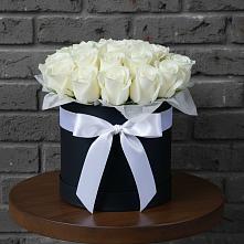 Цветочная композиция из Розы в шляпной коробке в Романовской